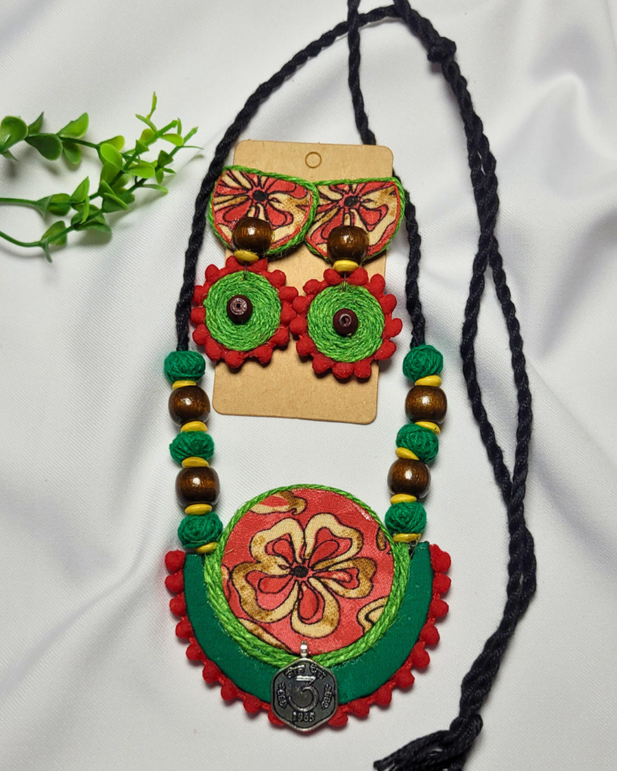 Rustic Floral Charm Neck Set